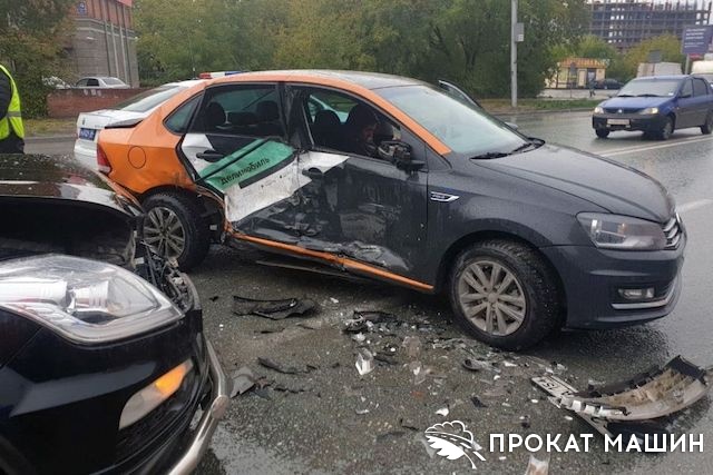 Люди пострадали в результате столкновения каршеринга и маршрутки в Москве